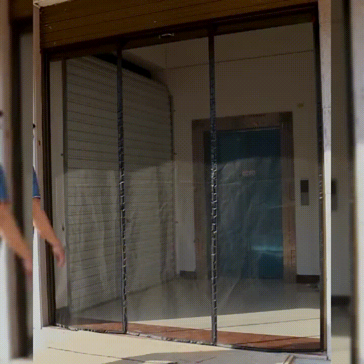 Screen flexing in strong wind Image